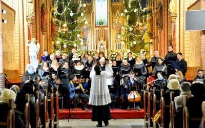 Dyrygentem w czasie niedzielnego koncertu był ks. Łukasz Kopczyński