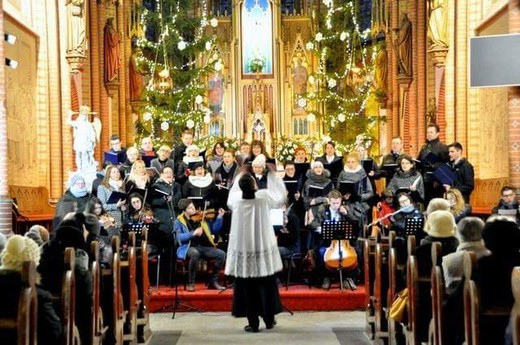 Dyrygentem w czasie niedzielnego koncertu był ks. Łukasz Kopczyński