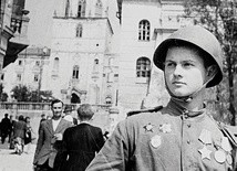 27 kwietnia1945 r. Żołnierz radziecki przed siedzibą władz PKWN w Lublinie.