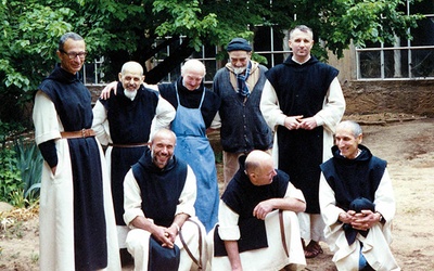 Trapiści z Tibhirine w Algierii (wśród nich jeden z ocalałych).