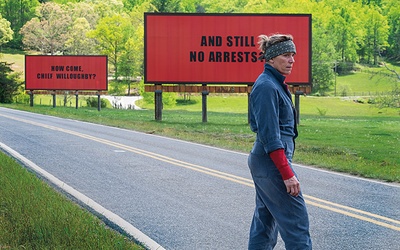 Mildred (Frances McDormand) zamieściła na billboardach pytania będące w istocie oskarżeniem miejscowego szefa policji o bezczynność.