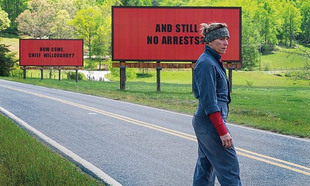Mildred (Frances McDormand) zamieściła na billboardach pytania będące w istocie oskarżeniem miejscowego szefa policji o bezczynność.