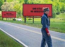 Mildred (Frances McDormand) zamieściła na billboardach pytania będące w istocie oskarżeniem miejscowego szefa policji o bezczynność.