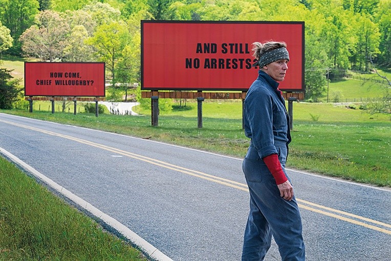 Mildred (Frances McDormand) zamieściła na billboardach pytania będące w istocie oskarżeniem miejscowego szefa policji o bezczynność.