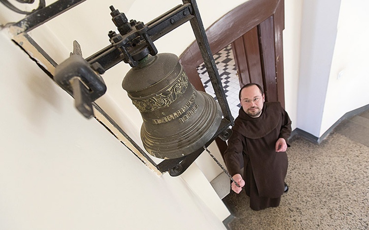 O. Paweł Hańczak wzywa mnichów do kaplicy.  – W Karmelu staramy się siedzieć przed Panem. Bez fajerwerków – opowiada.