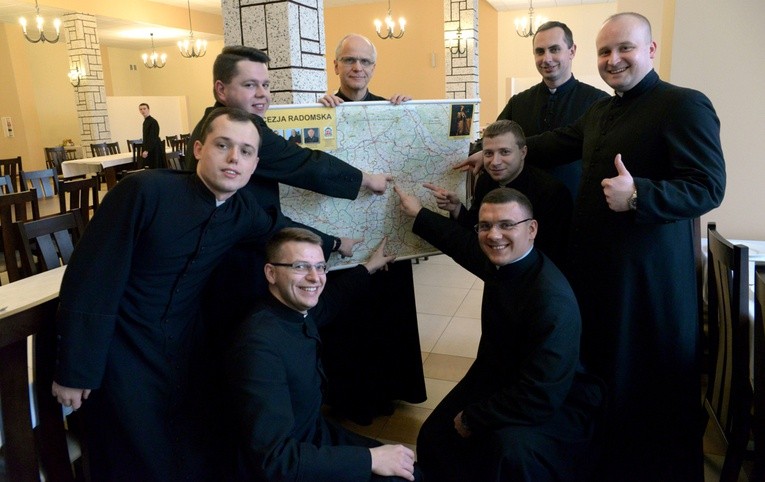 Diakoni bardzo dobrze znają geografię diecezji, a jej mapę trzyma sam rektor
