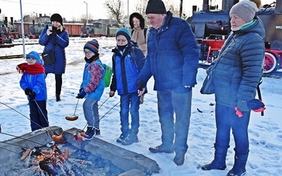 Jedną z atrakcji jest pieczenie kiełbasek w otoczeniu zabytowych lokomotyw i wagonów