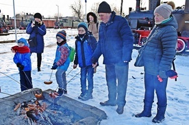 Jedną z atrakcji jest pieczenie kiełbasek w otoczeniu zabytowych lokomotyw i wagonów