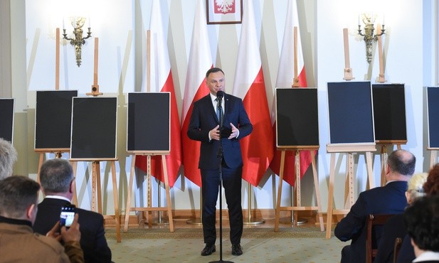 Wręczono noty identyfikacyjne członkom rodzin ofiar totalitaryzmów
