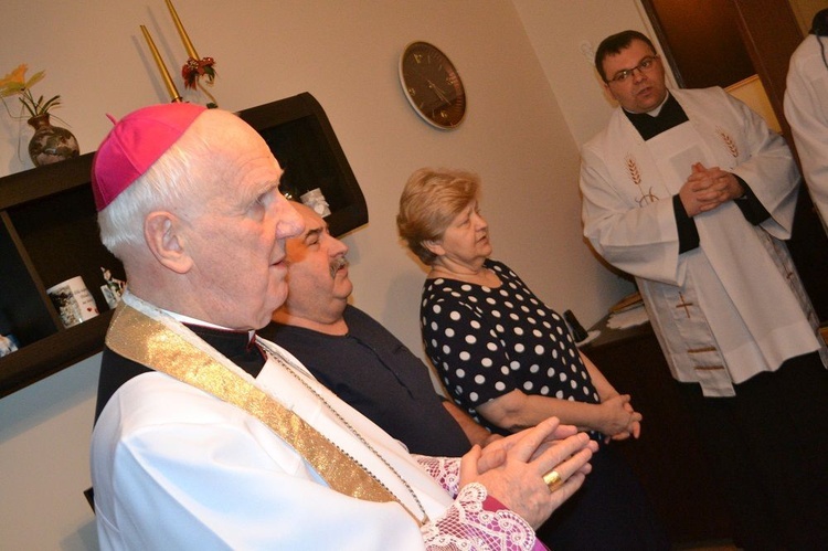 Biskup Ignacy Dec z wizytą duszpasterską