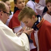 Na zakończenie części liturgicznej ministranci mogli ucałować relikwie świętego.