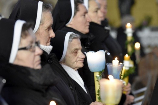 Ze świecami w ręku wszyscy uczestnicy Eucharystii przeszli w procesji.