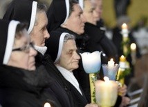 Ze świecami w ręku wszyscy uczestnicy Eucharystii przeszli w procesji.