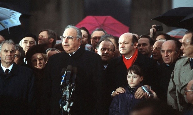 Helmut Kohl (przy mikrofonie) podczas otwarcia muru berlińskiego