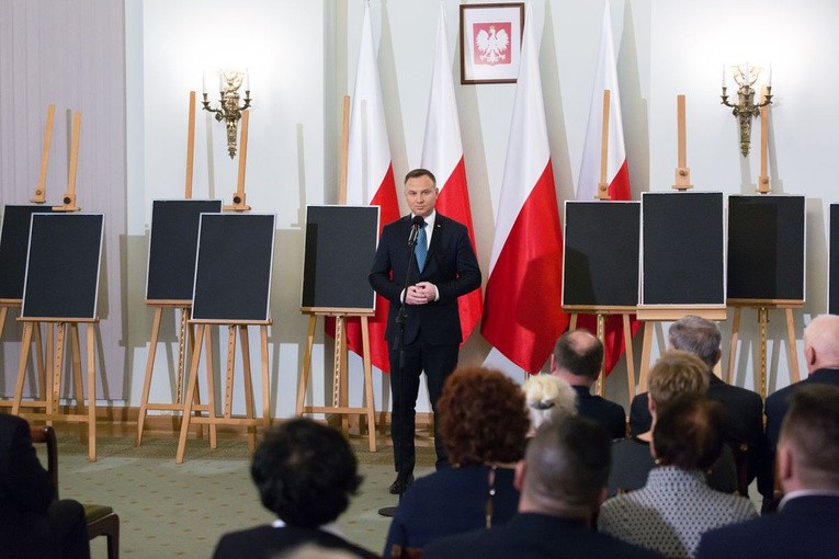 W twarzach, losach tych osób, zawarta jest dramatyczna historia Polski