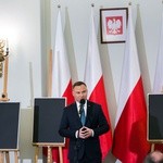 W twarzach, losach tych osób, zawarta jest dramatyczna historia Polski