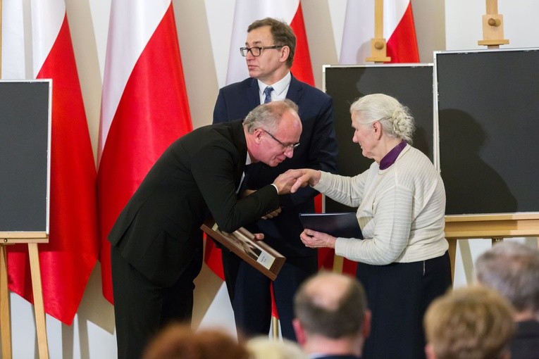 W twarzach, losach tych osób, zawarta jest dramatyczna historia Polski