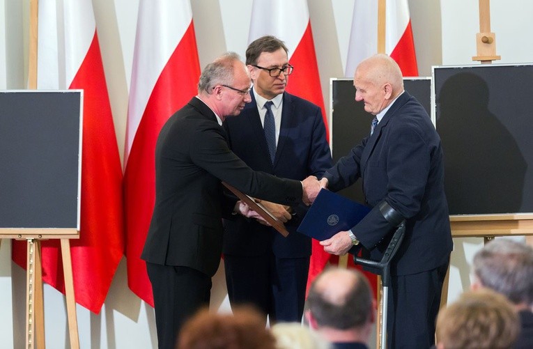 W twarzach, losach tych osób, zawarta jest dramatyczna historia Polski