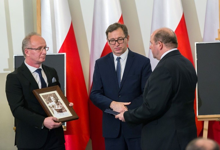 W twarzach, losach tych osób, zawarta jest dramatyczna historia Polski