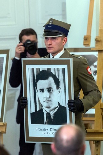 W twarzach, losach tych osób, zawarta jest dramatyczna historia Polski