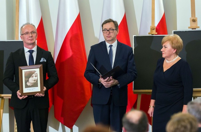 W twarzach, losach tych osób, zawarta jest dramatyczna historia Polski