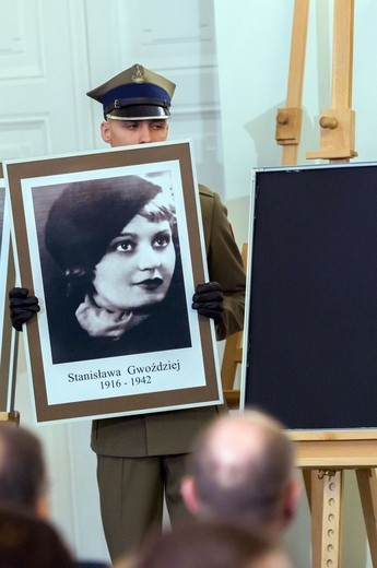 W twarzach, losach tych osób, zawarta jest dramatyczna historia Polski