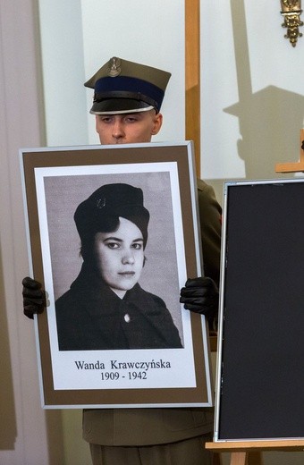 W twarzach, losach tych osób, zawarta jest dramatyczna historia Polski