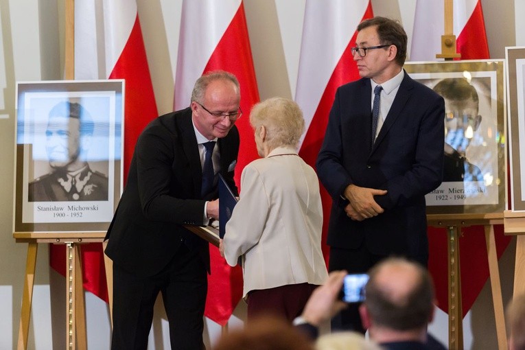 W twarzach, losach tych osób, zawarta jest dramatyczna historia Polski