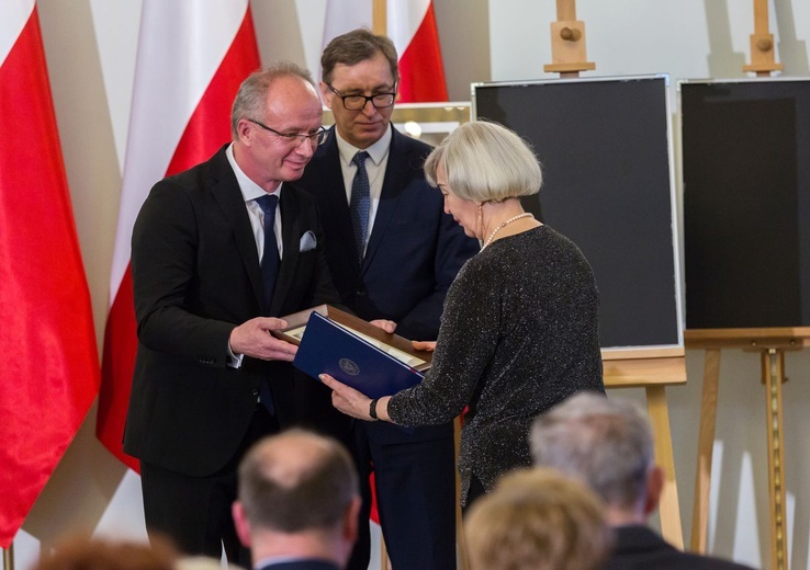 W twarzach, losach tych osób, zawarta jest dramatyczna historia Polski