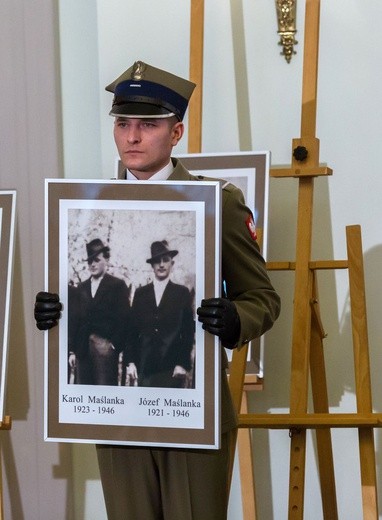 W twarzach, losach tych osób, zawarta jest dramatyczna historia Polski