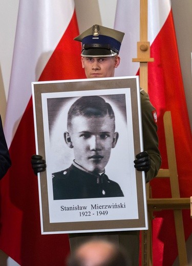 W twarzach, losach tych osób, zawarta jest dramatyczna historia Polski