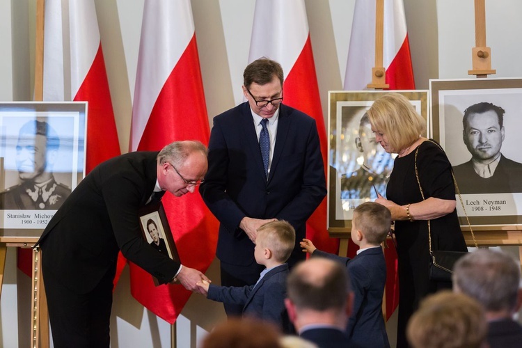 W twarzach, losach tych osób, zawarta jest dramatyczna historia Polski