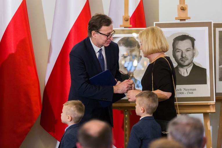 W twarzach, losach tych osób, zawarta jest dramatyczna historia Polski