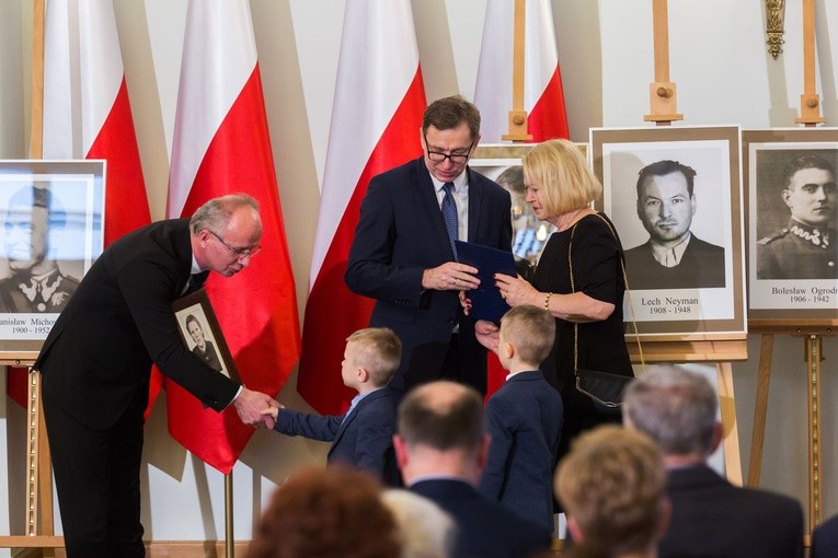 W twarzach, losach tych osób, zawarta jest dramatyczna historia Polski