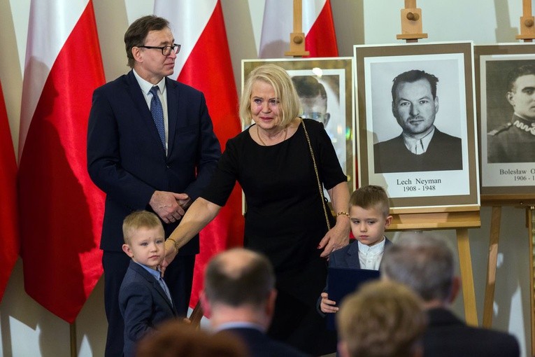 W twarzach, losach tych osób, zawarta jest dramatyczna historia Polski