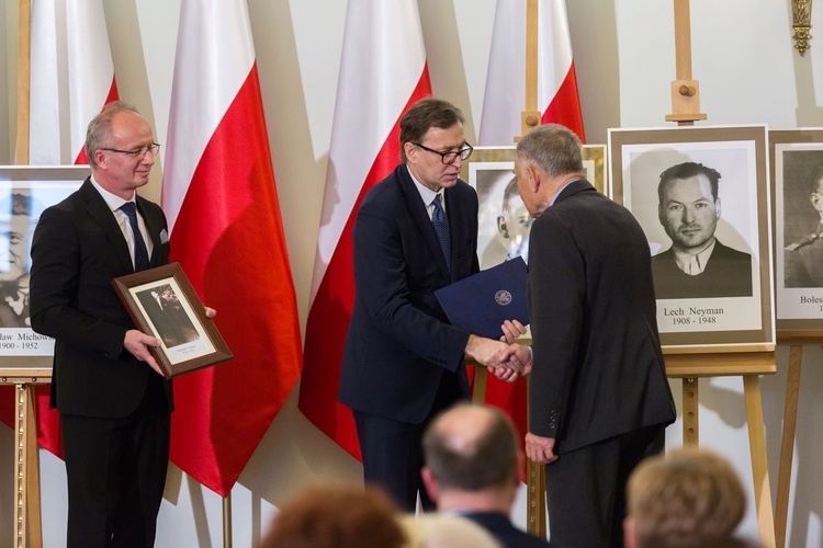 W twarzach, losach tych osób, zawarta jest dramatyczna historia Polski