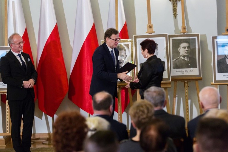W twarzach, losach tych osób, zawarta jest dramatyczna historia Polski