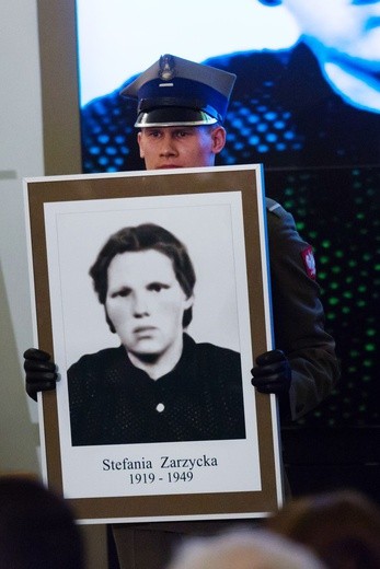 W twarzach, losach tych osób, zawarta jest dramatyczna historia Polski
