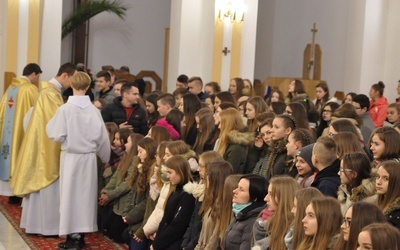 Młodzi tłumnie przystąpili do Komunii św.
