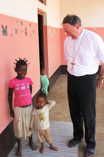 Wizyta bp. Jeża w RCA - szpital w Bagandou