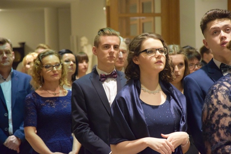 Studniówka w liceum sióstr niepokalanek w Szymanowie