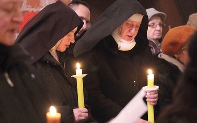 W czasie Eucharystii osoby konsekrowane odnowiły swoje śluby i przyrzeczenia zakonne.