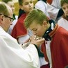 	Na zakończenie części liturgicznej ministranci mogli ucałować relikwie.