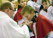 	Na zakończenie części liturgicznej ministranci mogli ucałować relikwie.