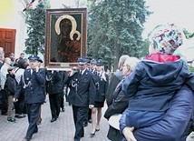 Mający ponad 60 lat i ważący blisko 90 kg obraz z ramą wymaga szczególnej ochrony i troski.