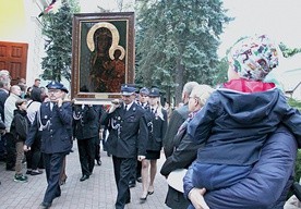 Mający ponad 60 lat i ważący blisko 90 kg obraz z ramą wymaga szczególnej ochrony i troski.