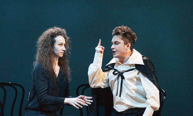 	Joanna Halinowska jako Muza i Krystian Modzelewski jako Konrad w sekwencji Wyspiańskiego.