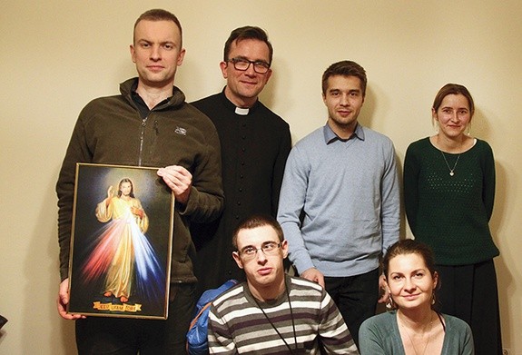 Reprezentanci wrocławskiej wspólnoty ruchu – przy sercu Jezusa. 