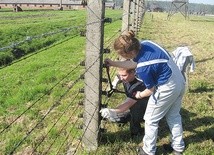 Uczestników projektu wiele różni, ale łączy jedno – emocjonalny stosunek do ofiar obozu i historii tego miejsca.