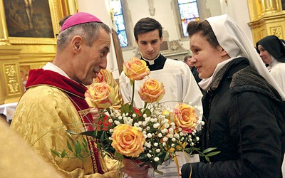 Dar kwiatów ofiarowany jako znak pracy osób powołanych  do wyłącznej służby Bogu.